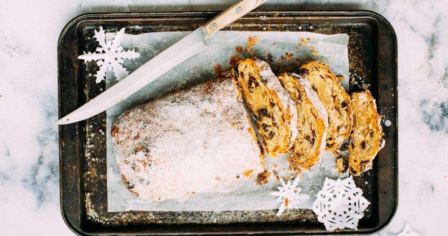 Great art in the service of gourmet pleasures; the Yule logs of the great chefs