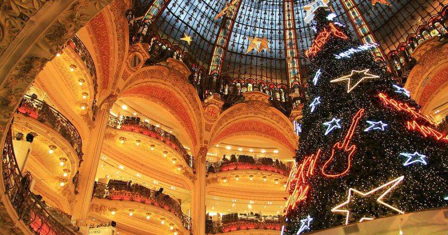 Prepare for a Christmas shopping in Paris