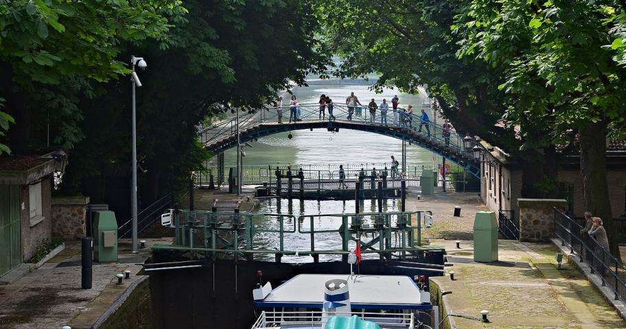 Ride along the Canal Saint Martin, an essential trip