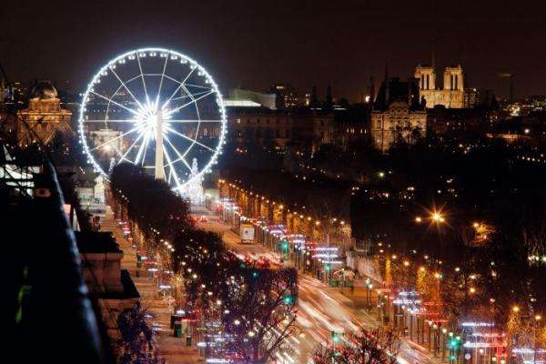 The enchantment of the Christmas illuminations in Paris