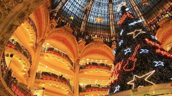 Prepare for a Christmas shopping in Paris