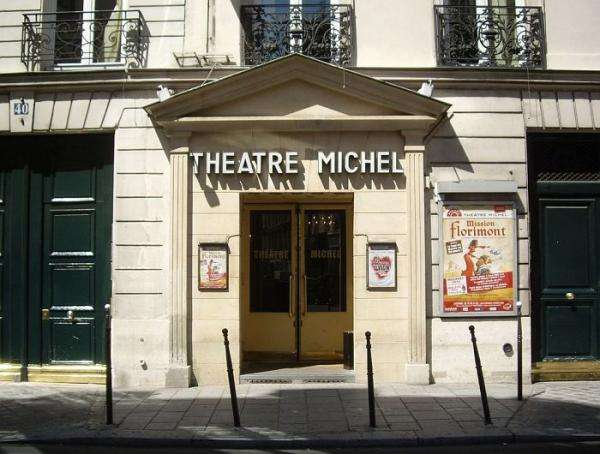 THEATRE IN PARIS offers English translations