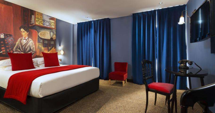 Try a Superior Room in the Hotel Les Theatres